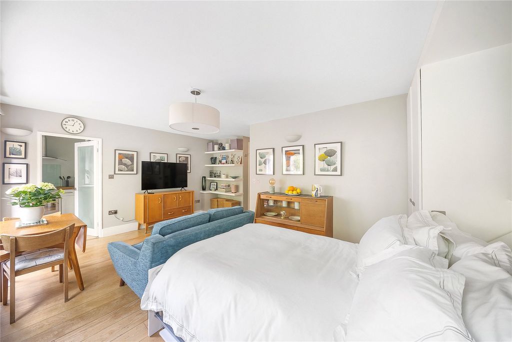 Property photo 3 of 11 Reception/Bedroom