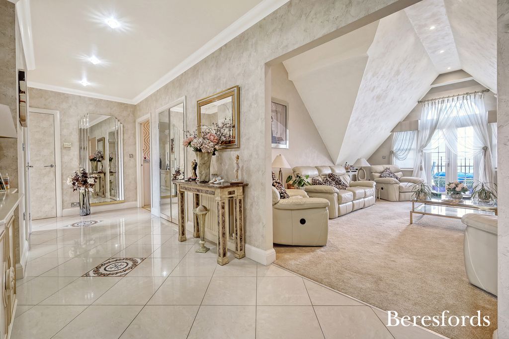 Property photo 3 of 18 Hallway