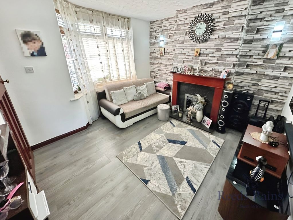 Property photo 2 of 11 Lounge