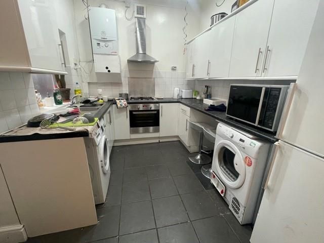 Property photo 3 of 9 Kitchen