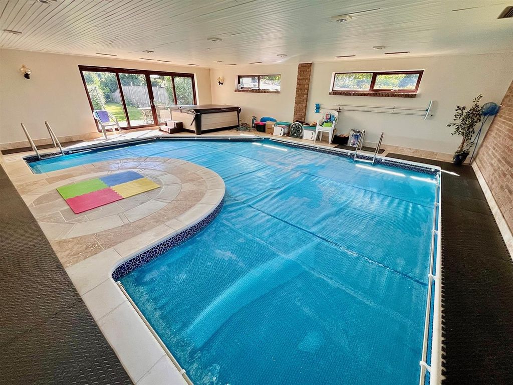 Property photo 2 of 42 Swimming Pool Complex