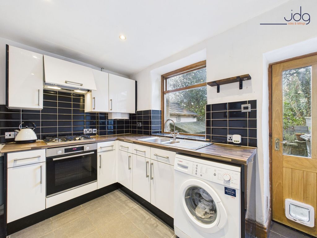 Property photo 3 of 11 Kitchen