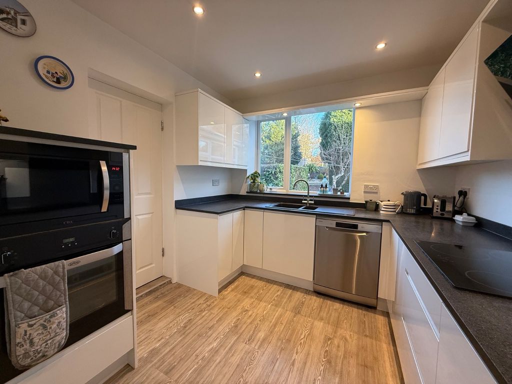 Property photo 3 of 19 Kitchen