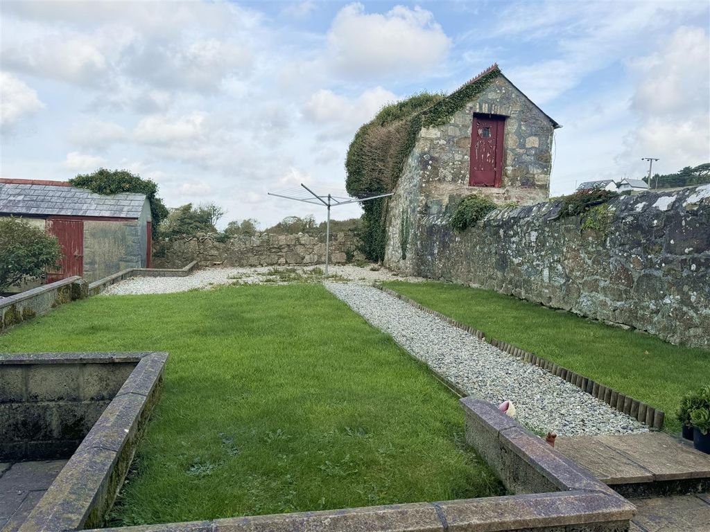 Property photo 2 of 12 Gardens