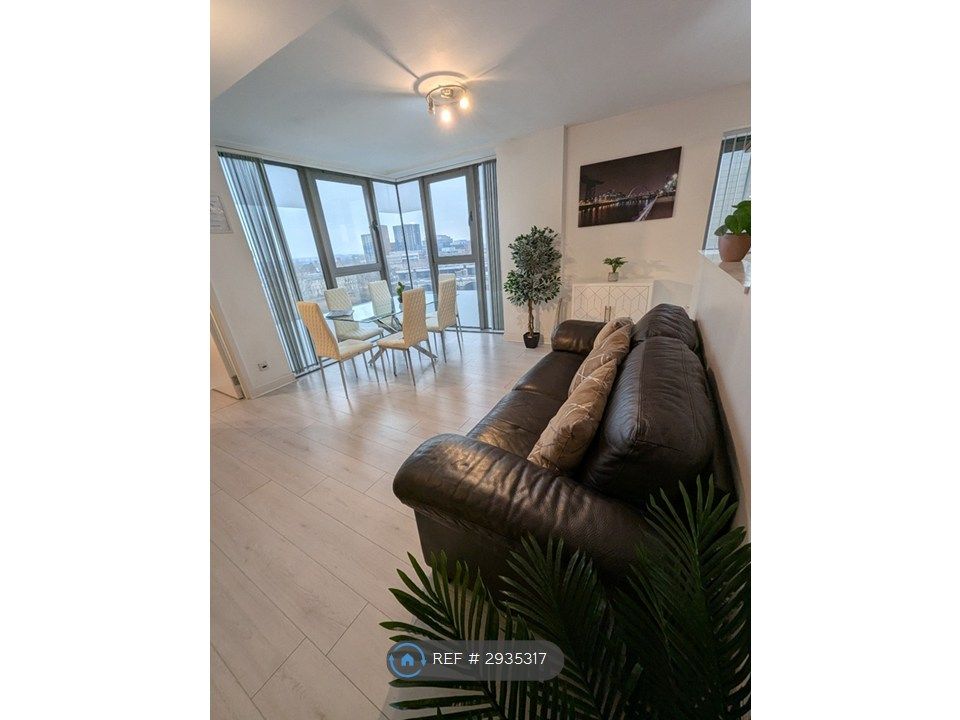 Property photo 3 of 17 Lounge