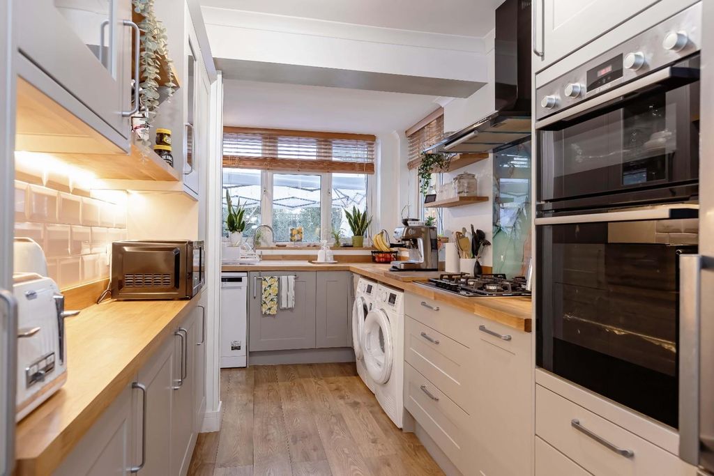 Property photo 2 of 19 Grand Avenue_8.Jpg