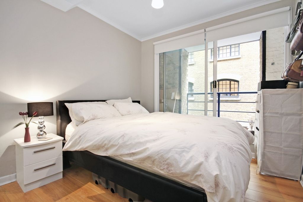 Property photo 2 of 6 Bedroom Shot