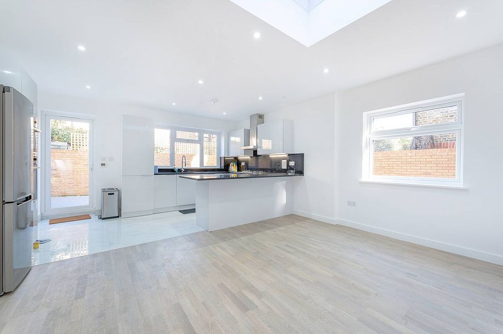 Property photo 2 of 8