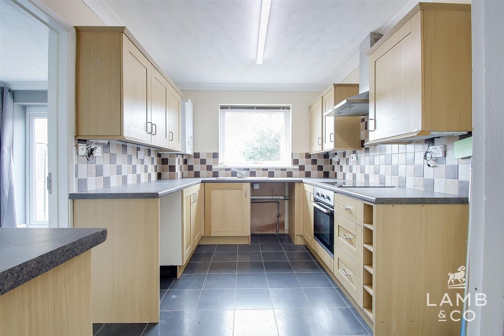 Property photo 3 of 14 Kitchen