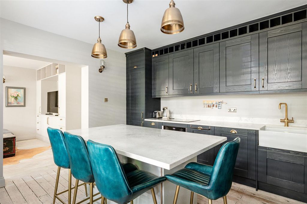 Property photo 2 of 21 Unwin Mansions-13.Jpg