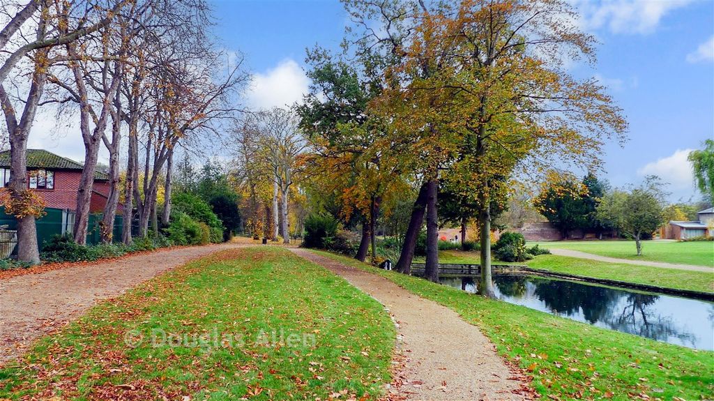 Property photo 1 of 7 Valentines Park
