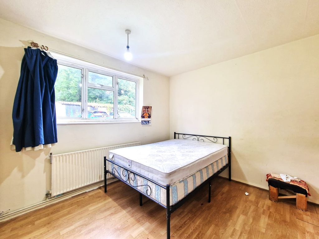 Property photo 1 of 9 Roe Green Garden (1)