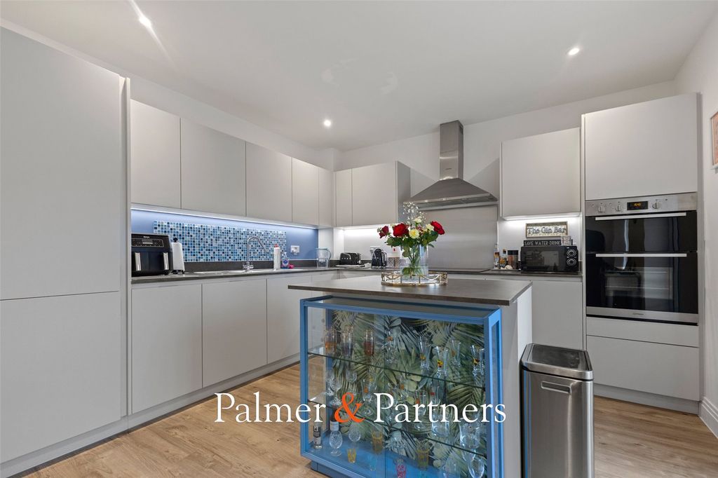 Property photo 2 of 27 Picture No. 15