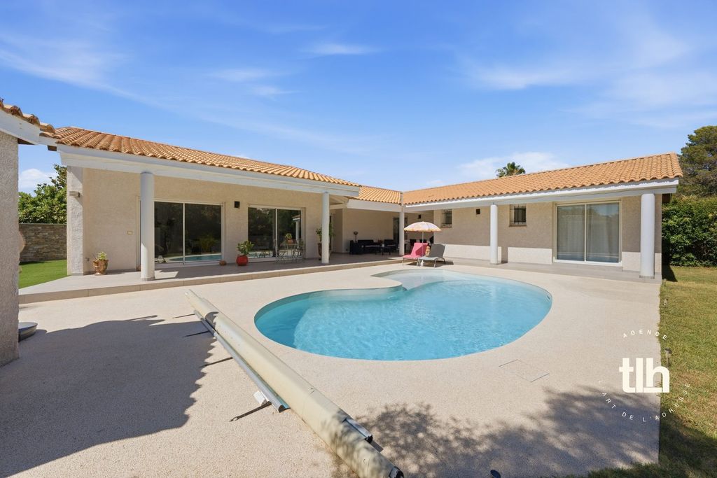 Property photo 1 of 16 Single-Storey Villa