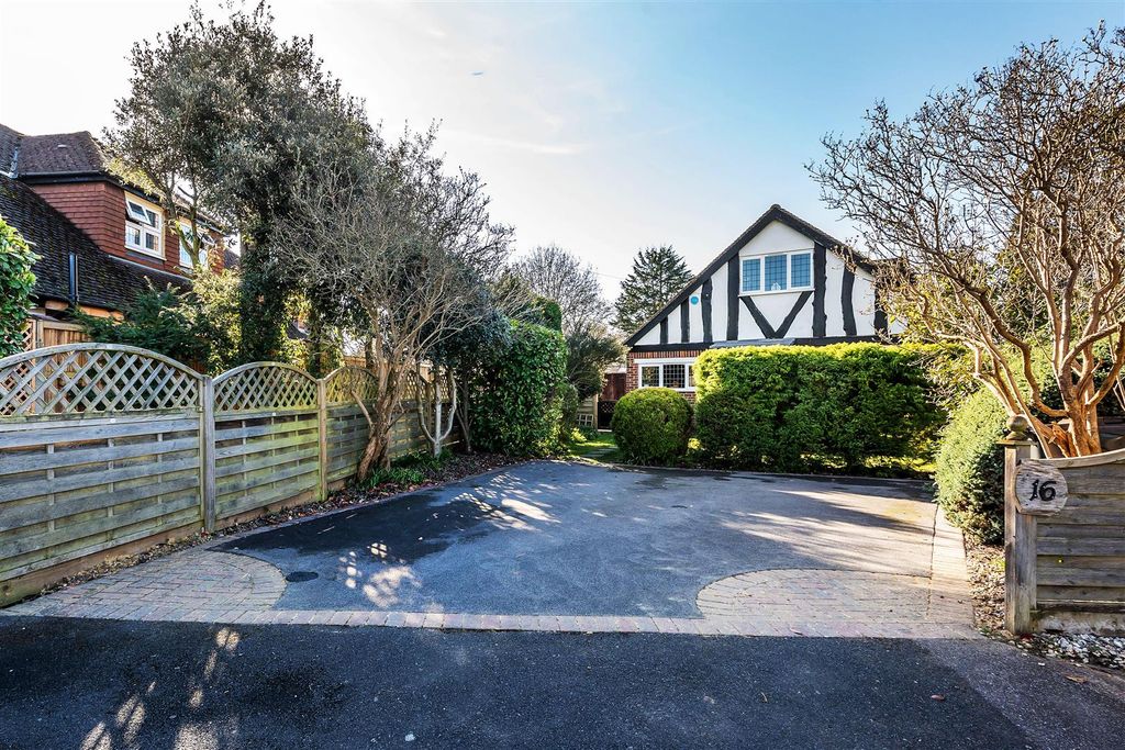 Property photo 2 of 37 16-West-Farm-Close-39.Jpg