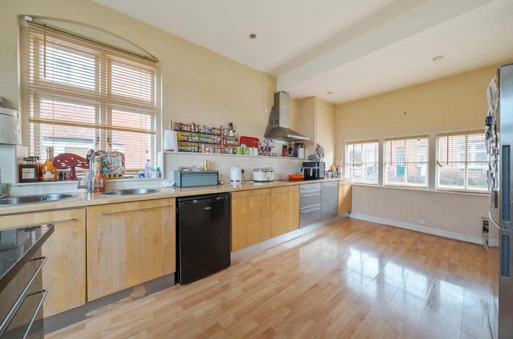 Property photo 2 of 10 Kitchen