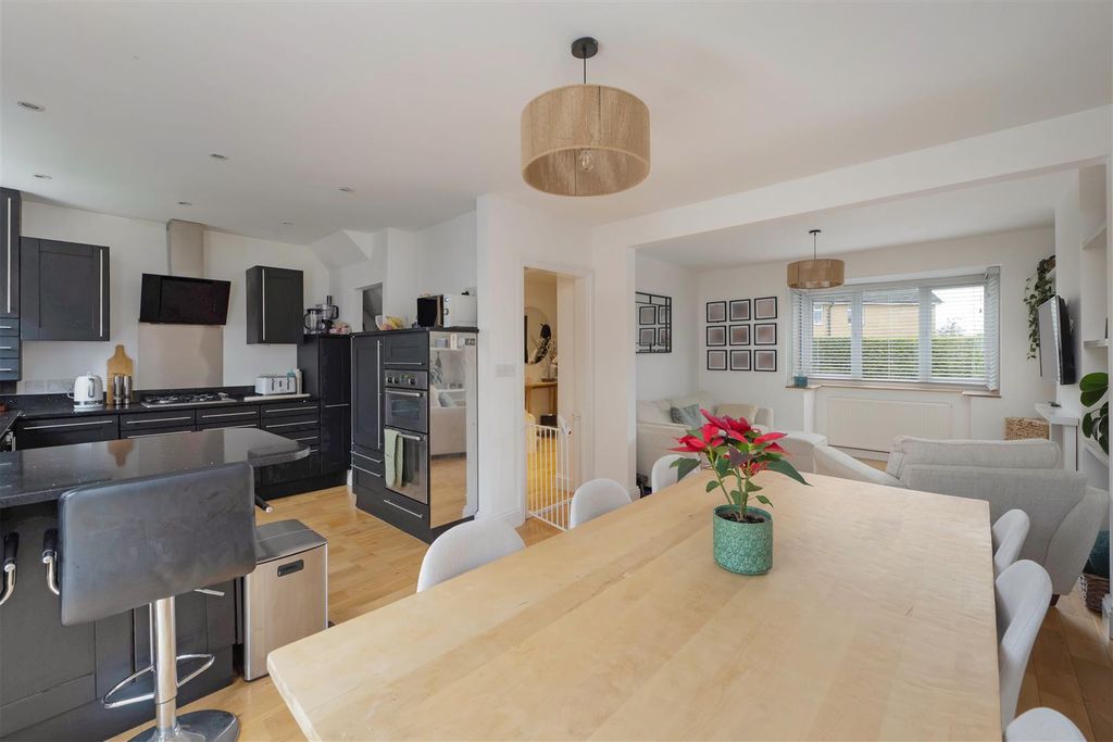 Property photo 2 of 16 Walmer Road, Whitstable