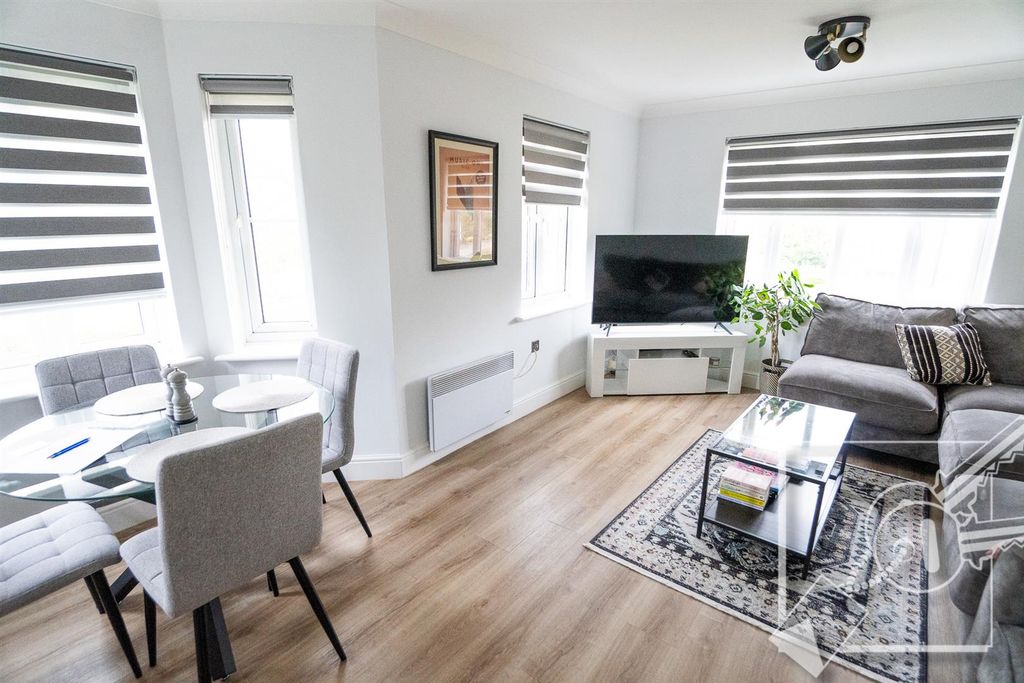 Property photo 3 of 19 Lounge/Diner