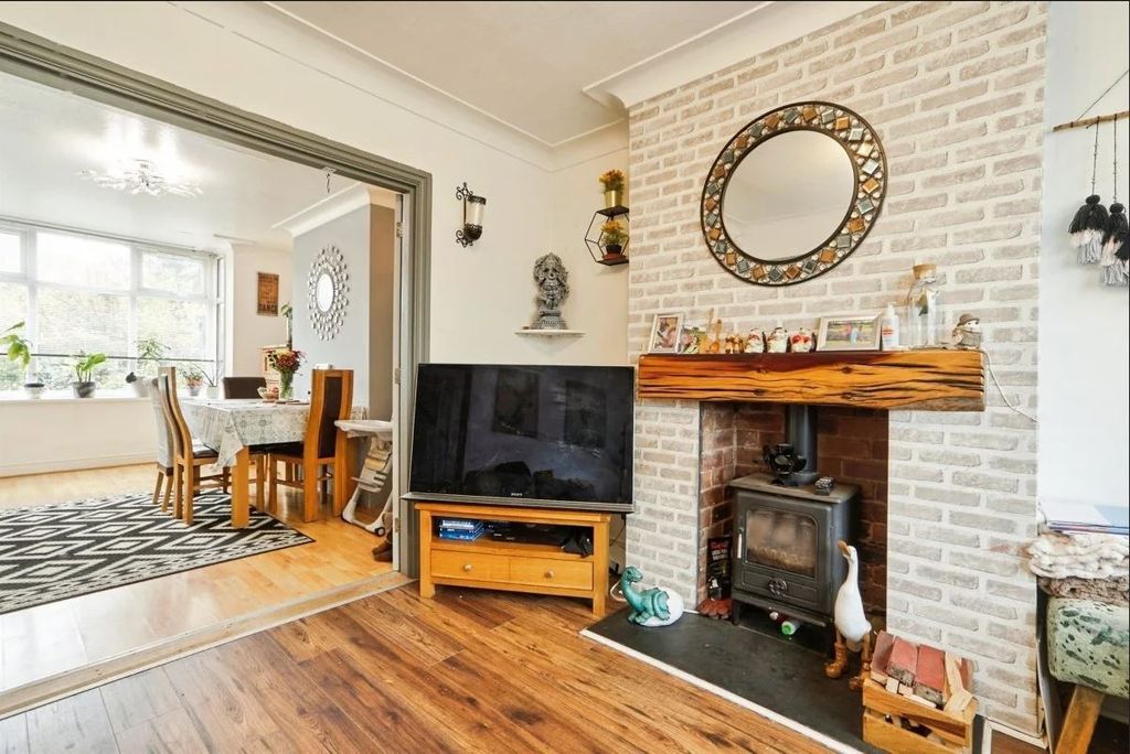 Property photo 2 of 17 Image