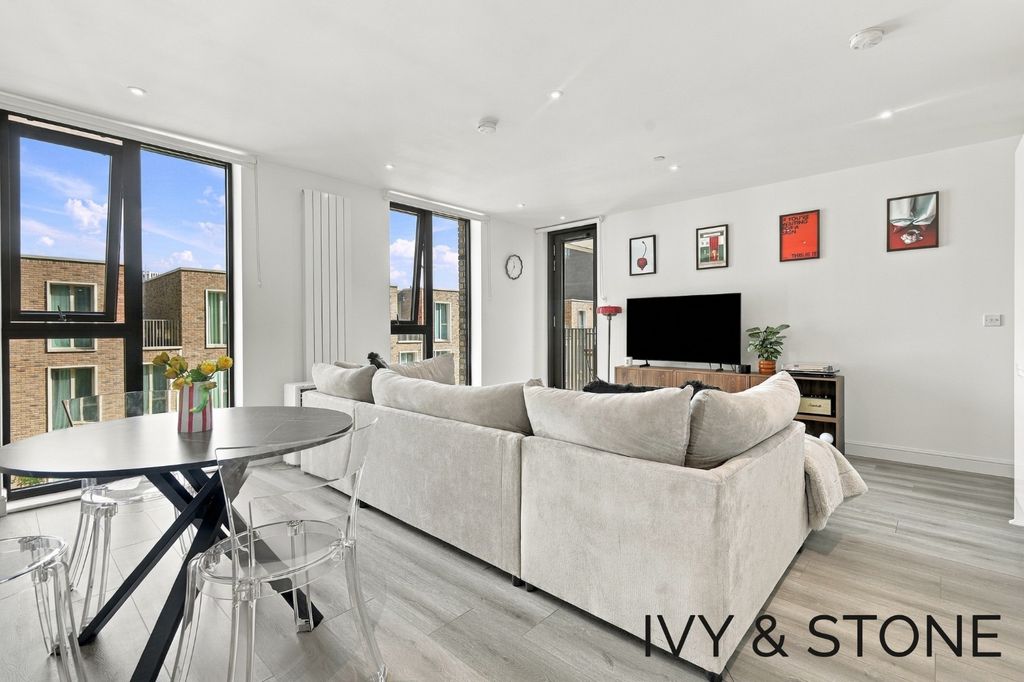 Property photo 3 of 13 5379393