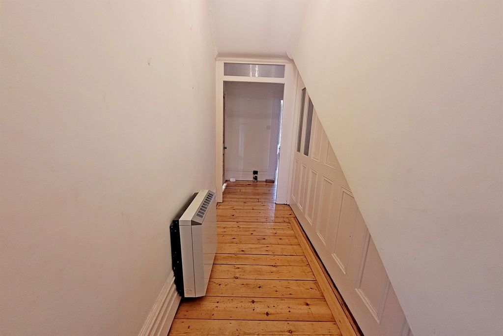 Property photo 2 of 7 Hallway