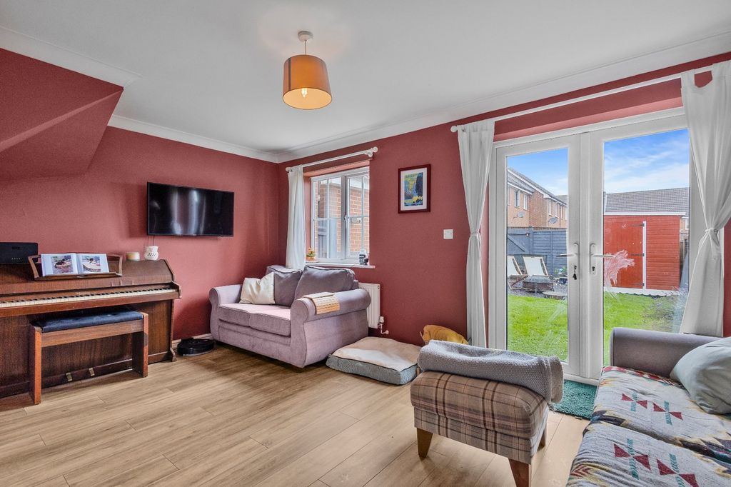 Property photo 3 of 24 Lounge