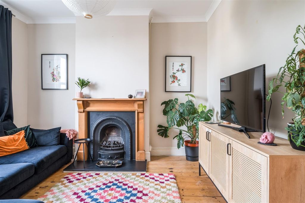 Property photo 3 of 23 Lounge