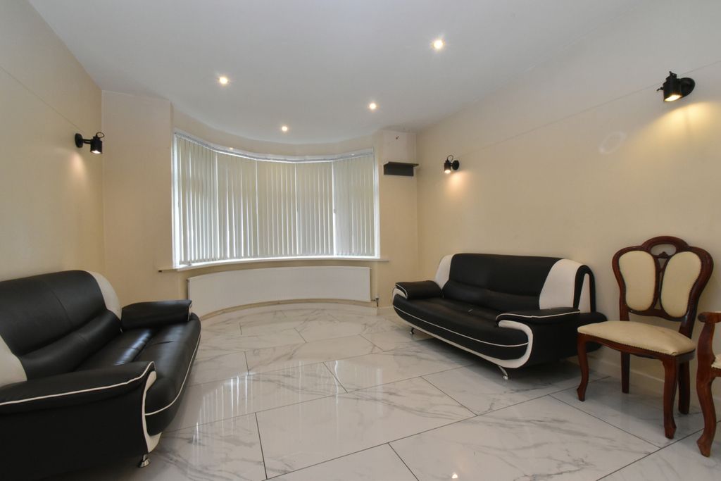 Property photo 3 of 17 Gallery