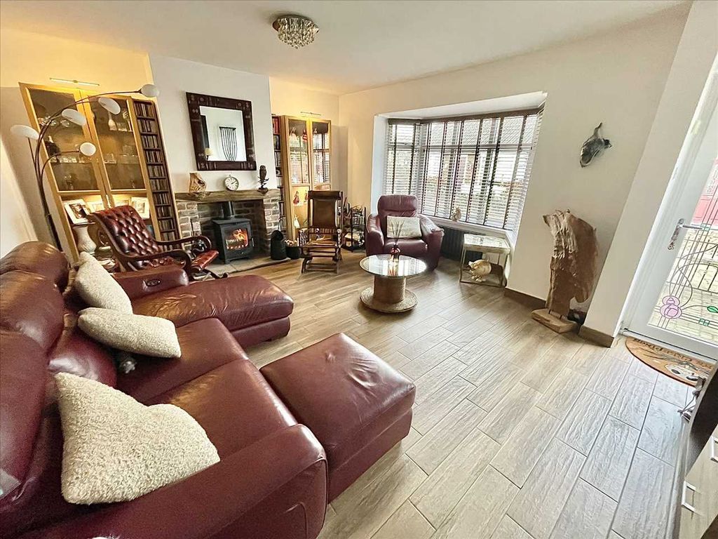 Property photo 2 of 19 Lounge (Front)