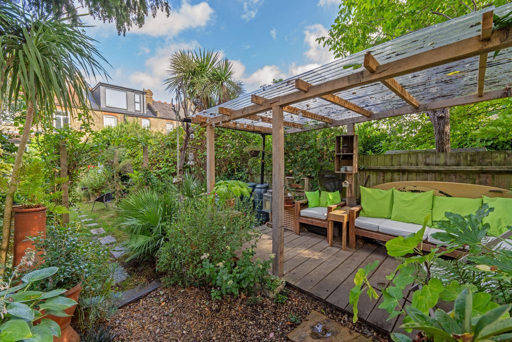 Property photo 2 of 25