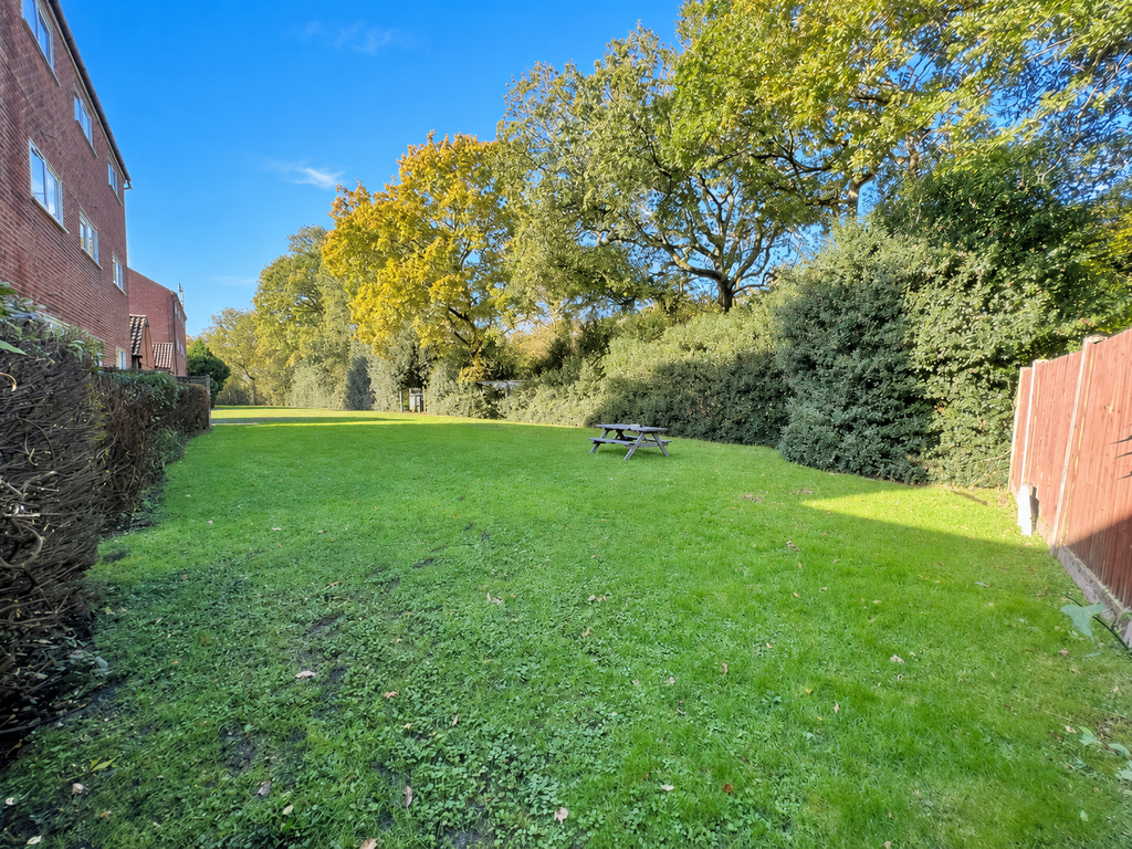 Property photo 2 of 7 178B8861-C0Ea-4E76-B0De-6Cbaedbd7360