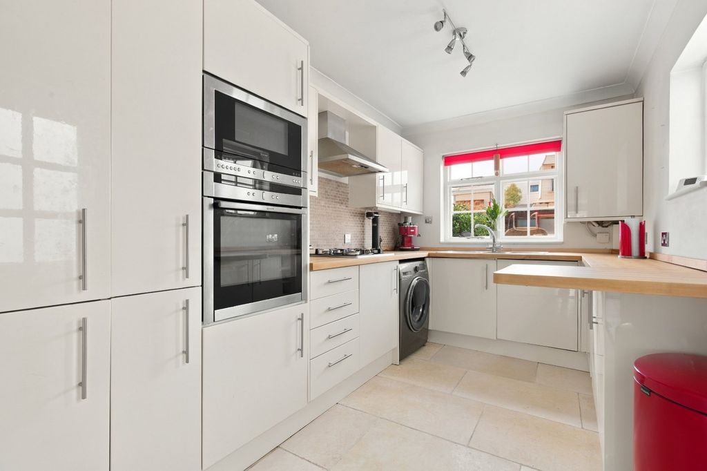 Property photo 3 of 9 Kitchen