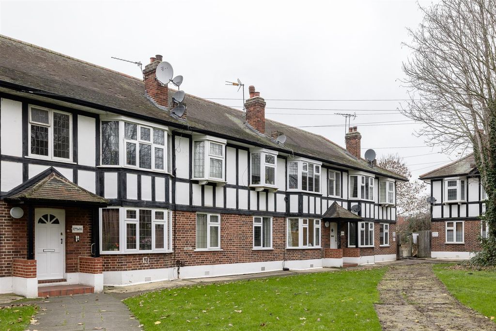 Property photo 1 of 18 Tudor Court, E17