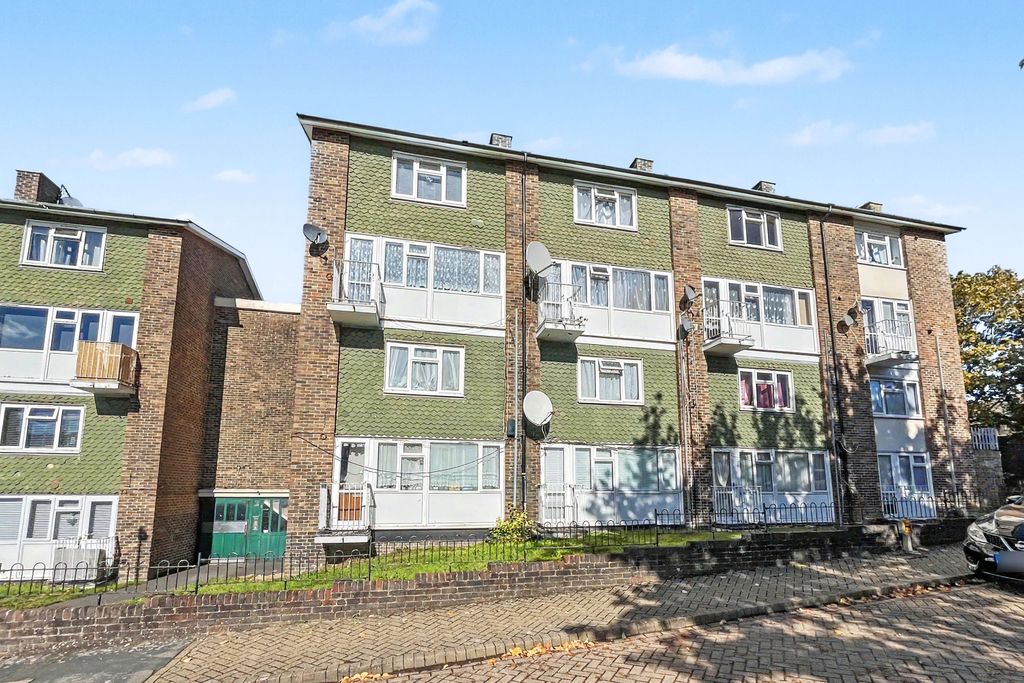 Property photo 1 of 8 46 Frensham Drive, New Addington, Croydon, Cr0 0Qy