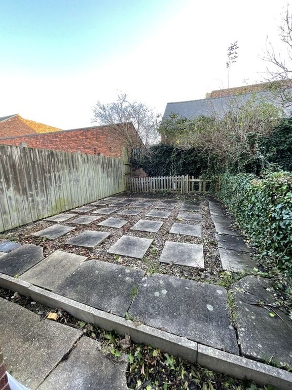 Property photo 2 of 12 A Compact Garden Area Featuring A Stone Tiled Grou...