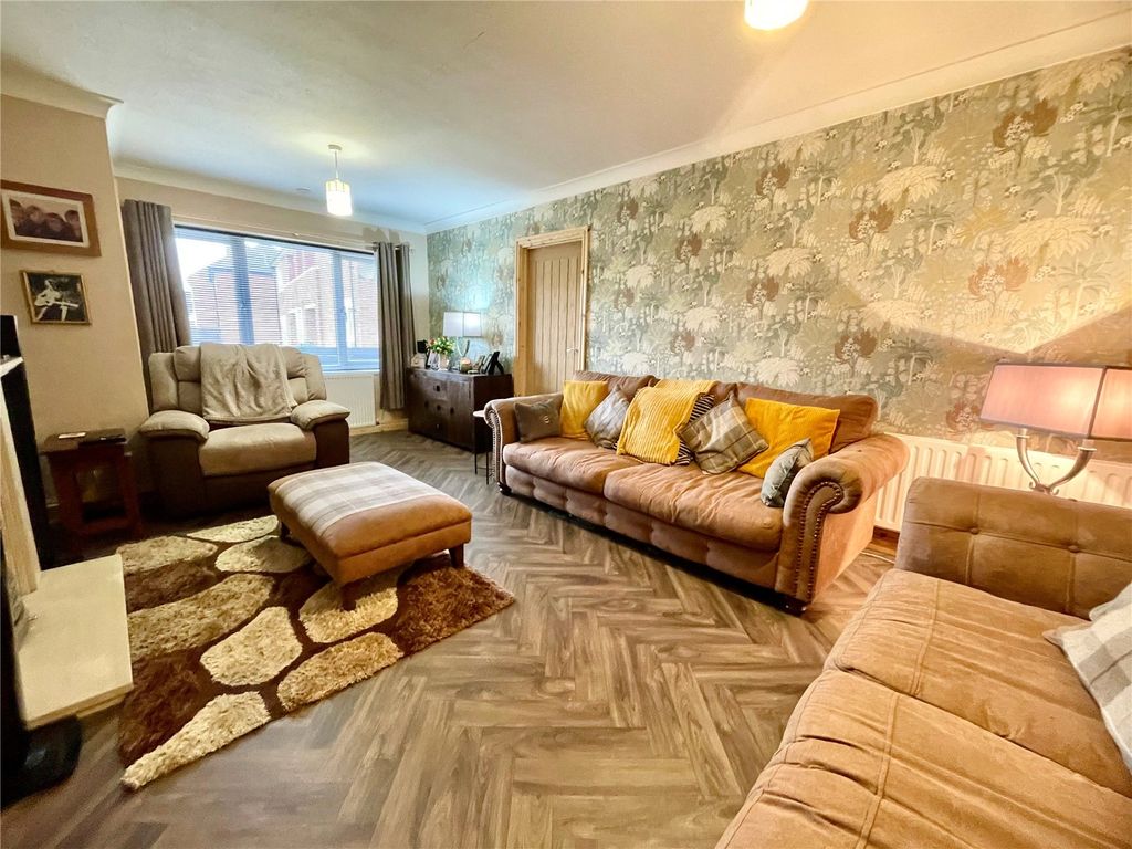 Property photo 2 of 21 Lounge