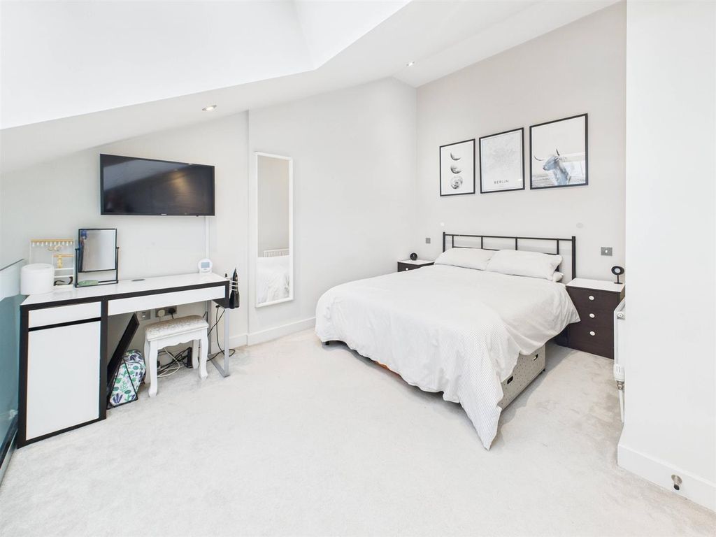 2 bed flat for saleSt. Ann Way, Gloucester GL1 photo 4