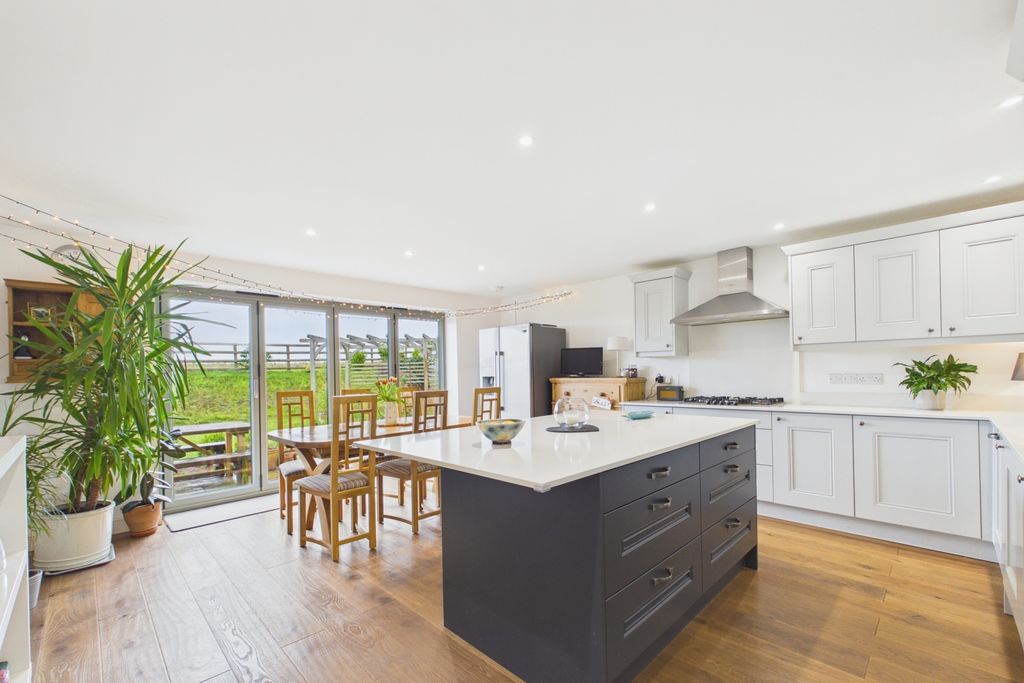 Property photo 2 of 29 Picture No. 15