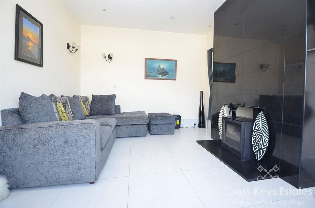 Property photo 2 of 24 Sitting Room