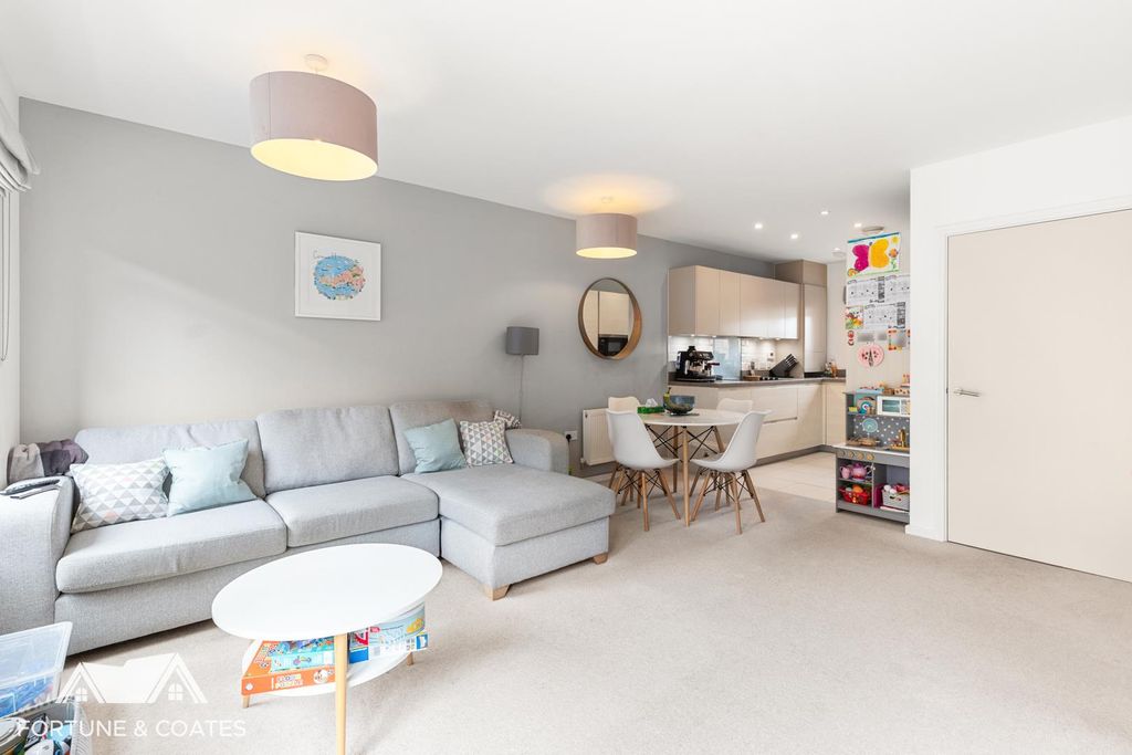 Property photo 2 of 23 Icenisquare_24.Jpg