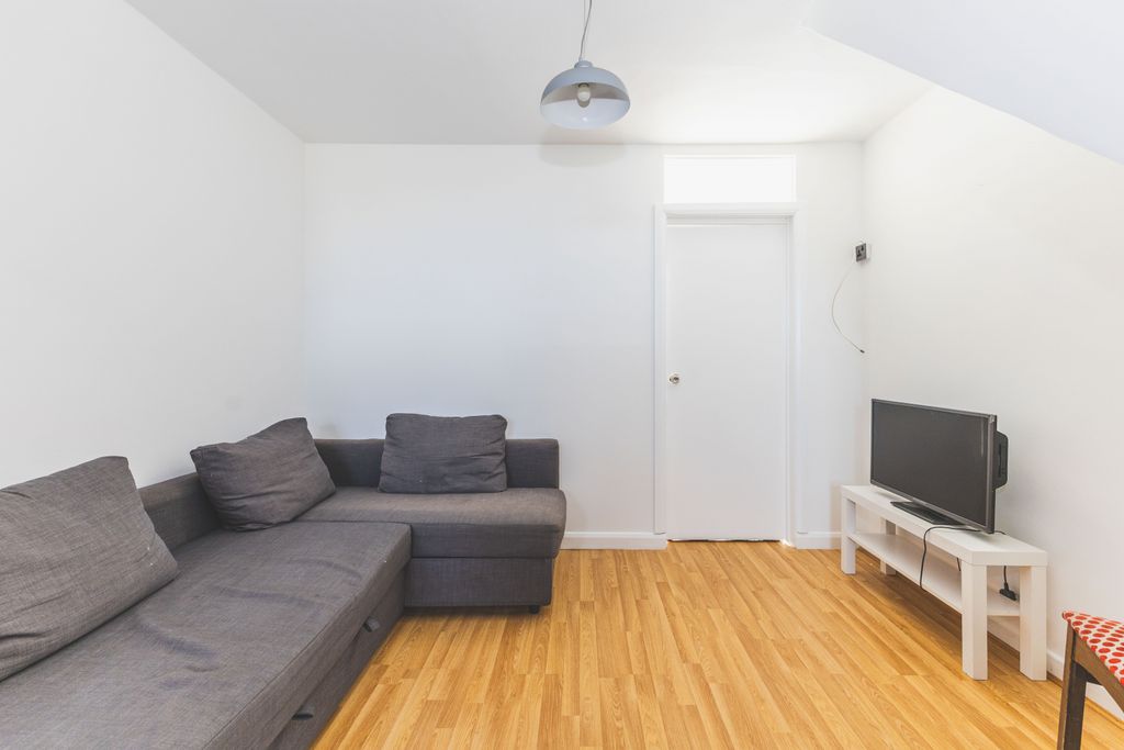 Property photo 1 of 13 3 Bed Flat To Rent Symington House, London Se1