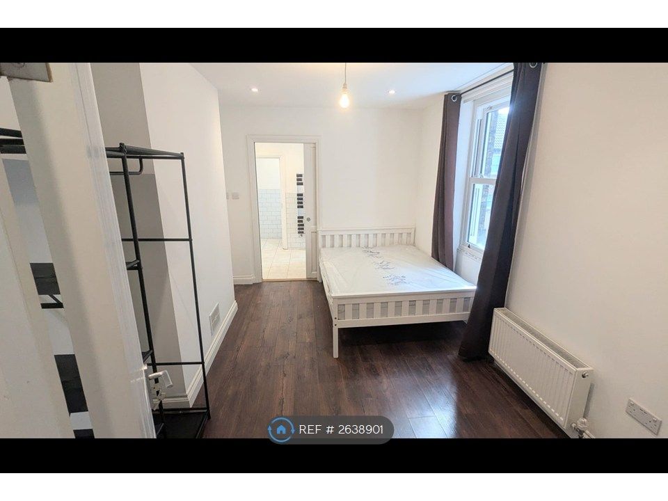 Property photo 1 of 24 1st Floor Ensuite Bedroom