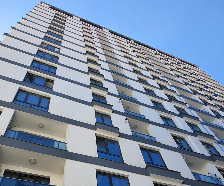 Property photo 3 of 14 Chic Istanbul Apartment For Sale With On Facilities - View Up To The Building From The Street