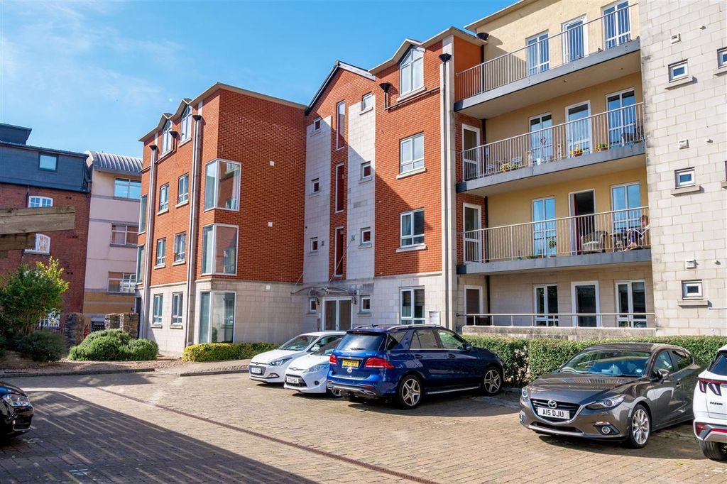 Property photo 2 of 17 Entrance