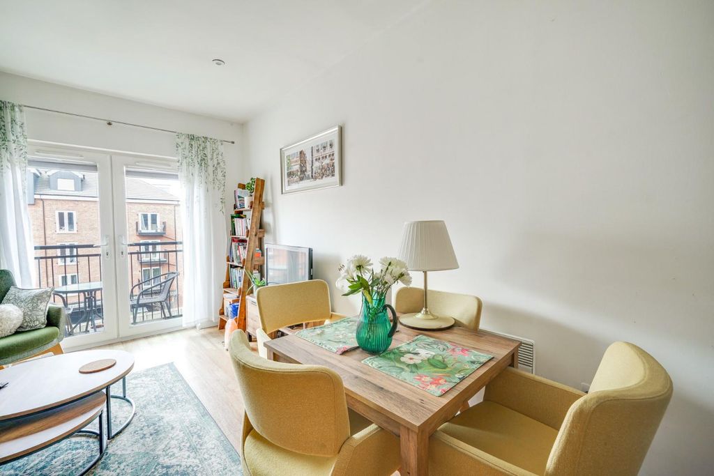 Additional image 6 of 2 bed flat for saleEast Dock, The Wharf, Linslade LU7