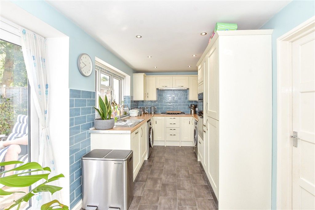 Property photo 3 of 9 Kitchen