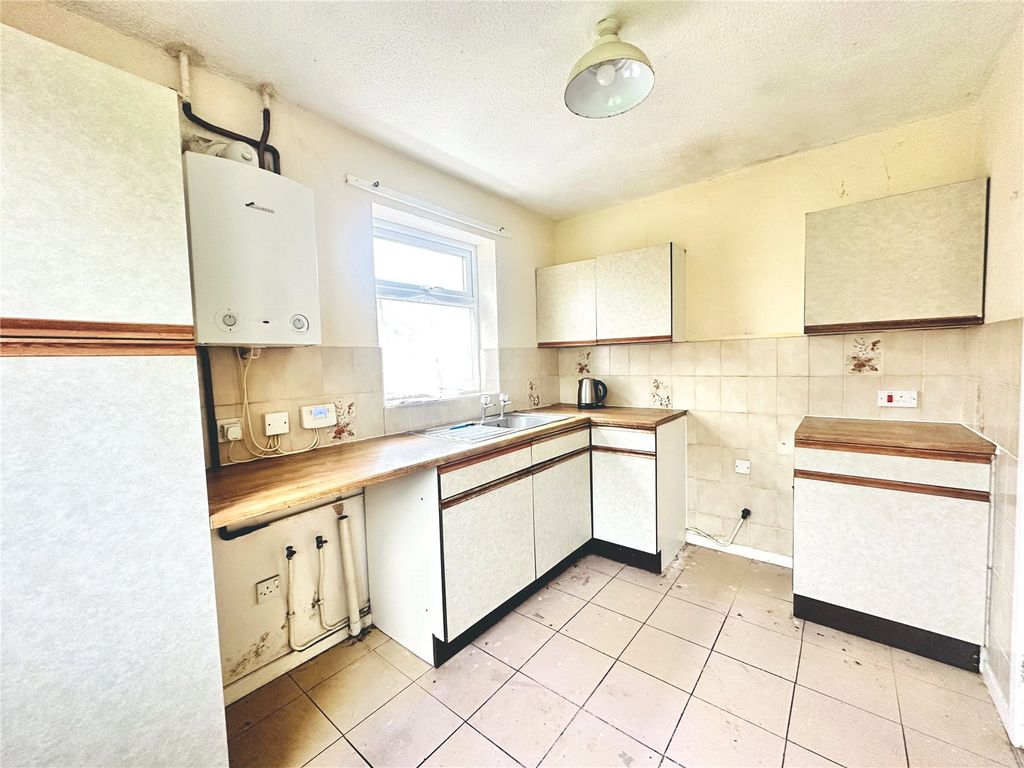 Property photo 3 of 12 Kitchen