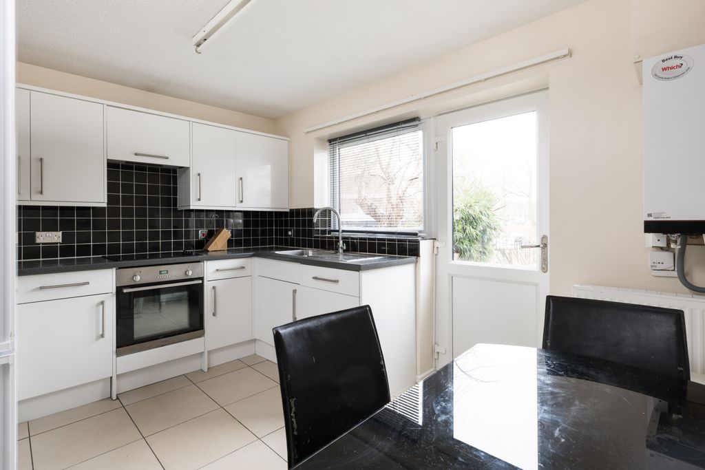 Property photo 3 of 11 Kitchen