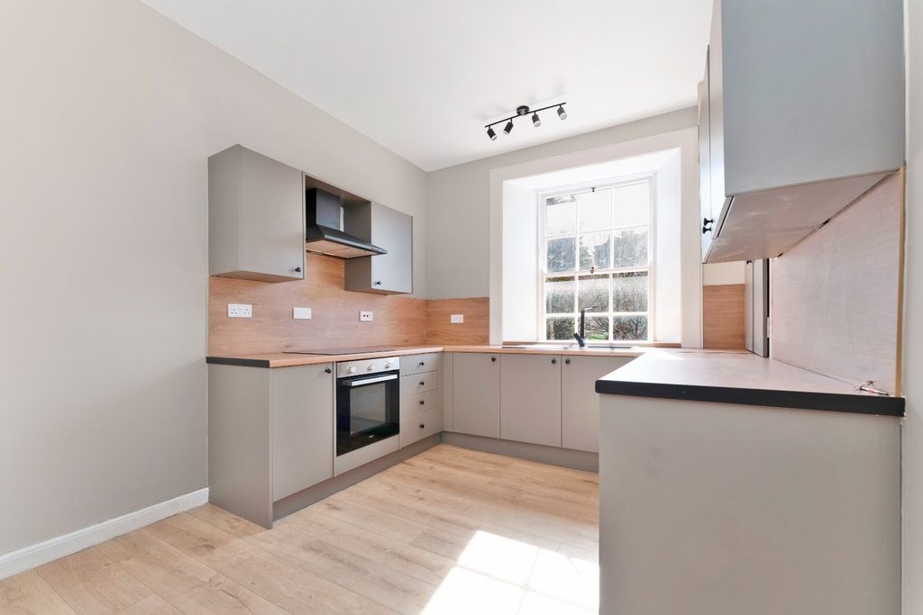 Property photo 2 of 25