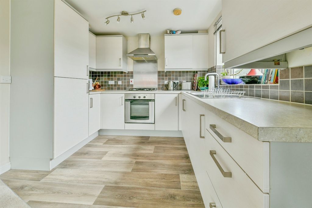 Property photo 3 of 17 Kitchen